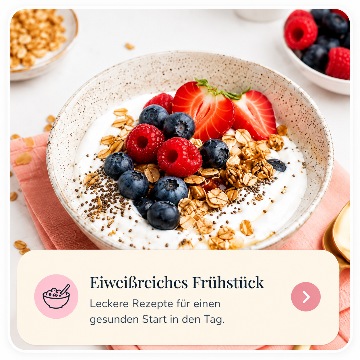 Eiweißreiches Frühstück mit Joghurt, Beeren und Granola