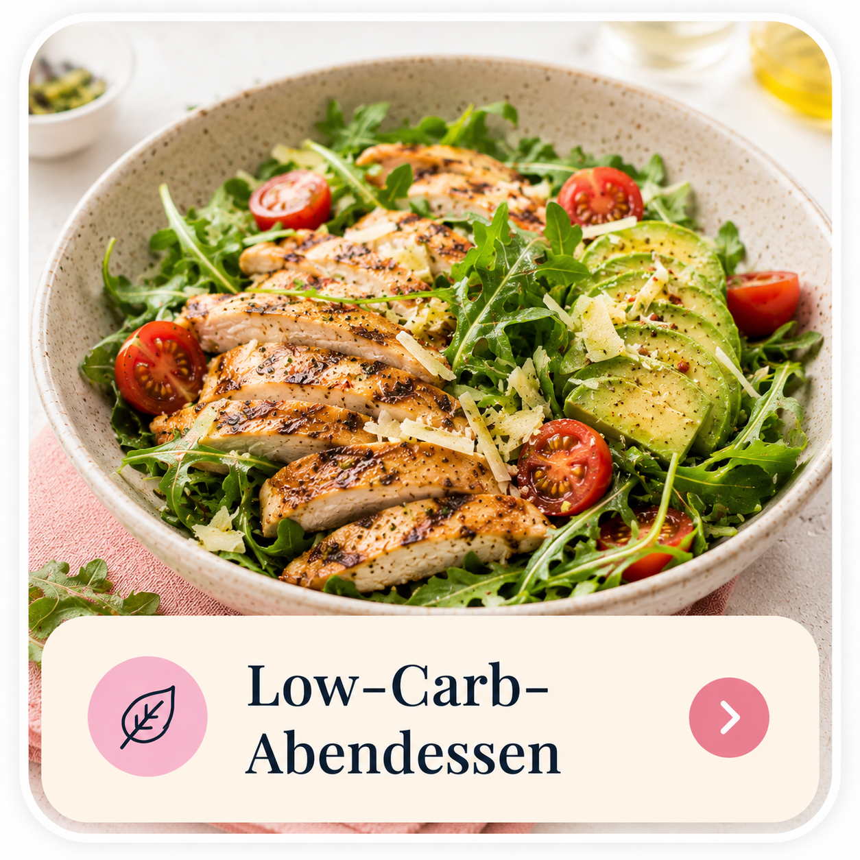 Low-Carb-Abendessen mit Hähnchen, Avocado und Salat